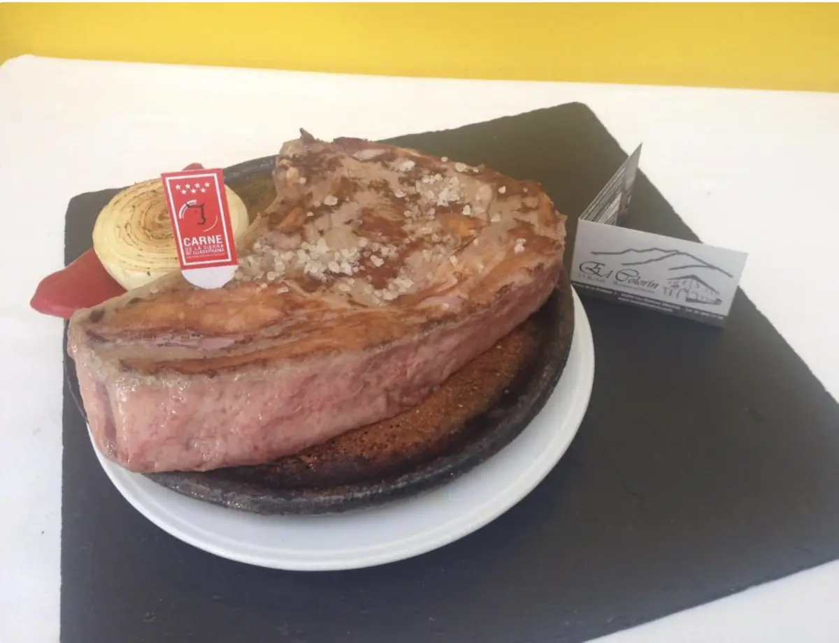 Chuletón de ternera servido en plato caliente